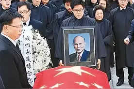 作为资本家，霍英东的灵柩为什么可以覆盖国旗？图片
