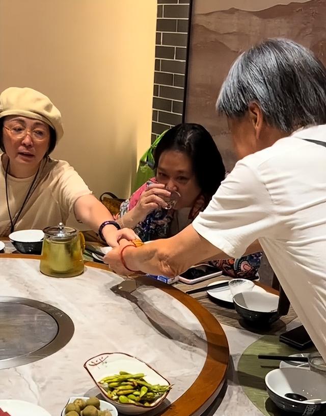 梁小龙被曝离世仅1天，恶心的一幕还是发生	，徒弟怒斥吃相太难看