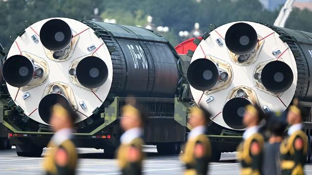 北京大阅兵后，外媒收到最新情报，美国为中国准备了12个秘密武器