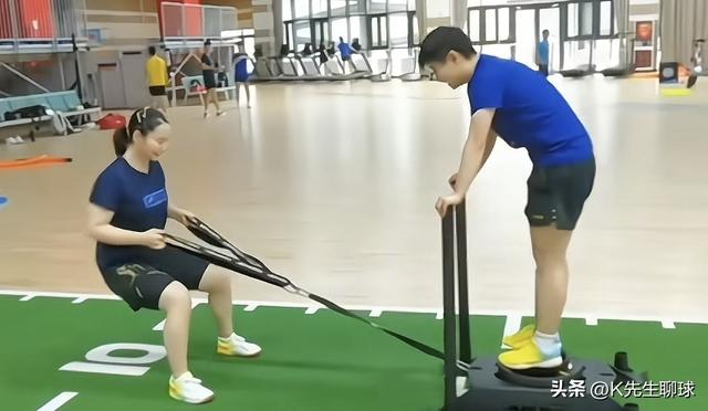 孙颖莎决赛失利 没想到闺蜜一直陪在她身边 两人居然撑着一把破雨伞