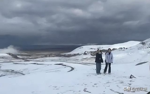 新疆西藏青海多地国庆突降大雪 部分道路结冰致车辆滞留