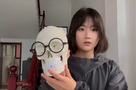 我，00后入殓师，给弥留老人穿寿衣，为跳楼自杀的11岁小姑娘化妆图片