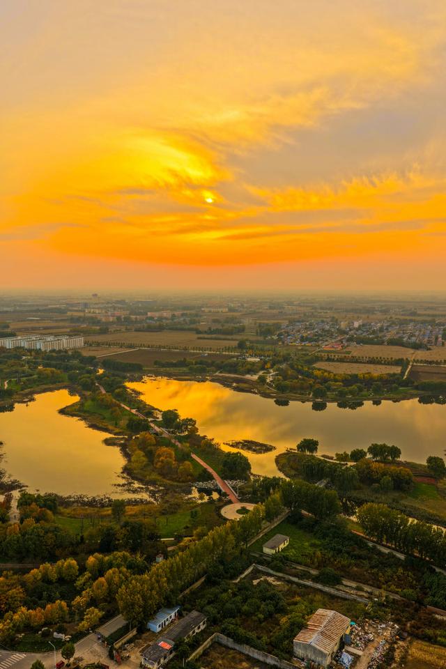 晚霞映照下的宁阳洸河湿地公园