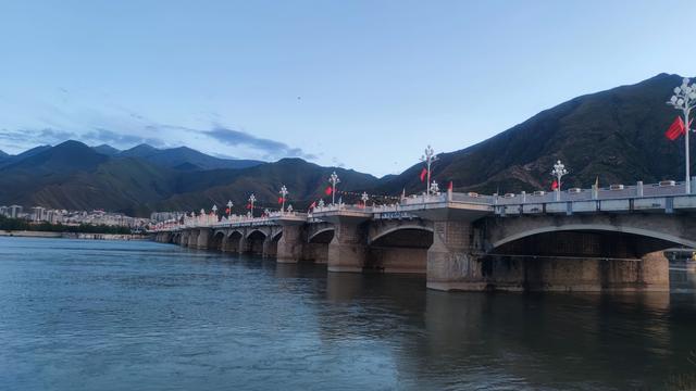 爬拉萨南山公园