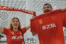 国足放出超燃视频艾克森参与训练表现积极，球迷在新加坡拉横幅欢迎国足：梦想要有，伊万实现了呢？图片