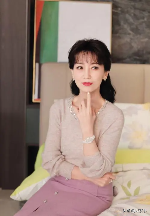 越来越不对劲！72岁赵雅芝和年轻人斗舞不在话下，与李连杰有一拼