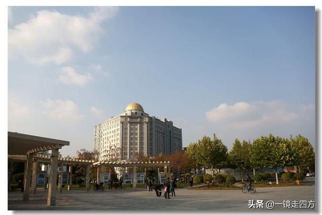 漫步丹东鸭绿江畔，可以隔江望见对岸的朝鲜