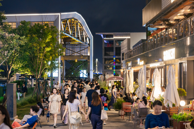 探徐汇｜徐汇滨江夜经济“越夜越精彩”！滨水夜市、live演出……夜晚玩法超丰富