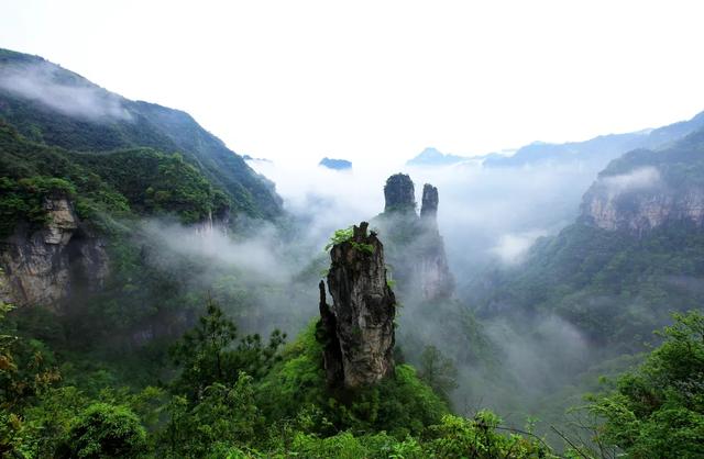 贵州梵净山脚下的避暑秘境，一站式体验荷海、竹海、溶洞、漂流