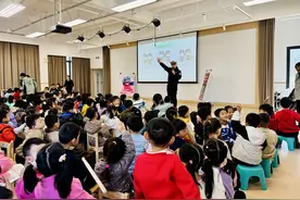 全国交通安全日:郑州交警三支队走进二七区春天里幼儿园旭辉有园校区开展交通安全宣讲活动图片