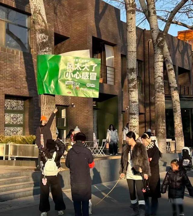 笑疯！999感冒灵广告牌意外走红，网友：是被寒风吹感冒了吗？