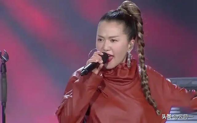 这次被央视“点名”的谭维维，暴露真实处境，原来刘欢当初没说谎