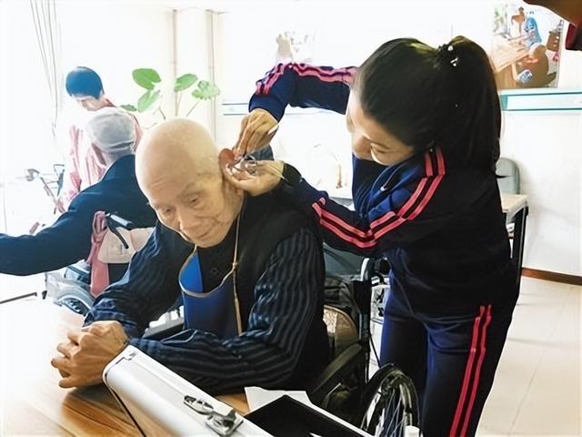 长沙公园惊现“老年服务圈”！低价刚需服务，姑娘边服务边唠嗑