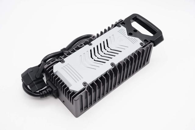 非大型切割机搞不定这大块头！九号1080W ebike新国标充电器拆解