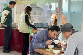 社区食堂服务持续升级，九亭镇27个居民区老年助餐服务全覆盖图片