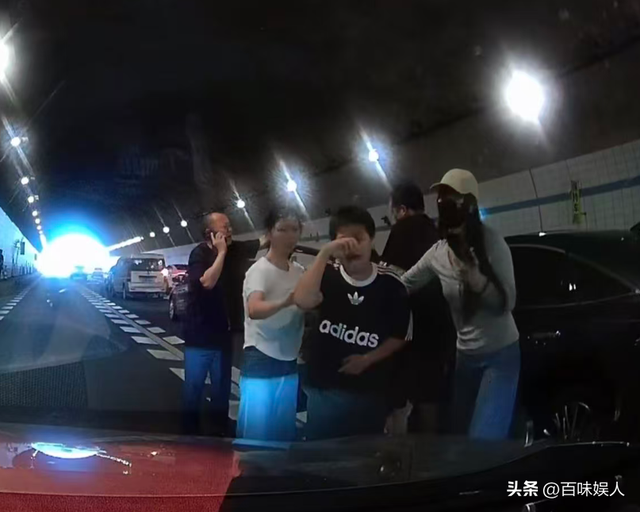 太暖！男孩跪地拦车求救后续，妈妈发声感谢好心人，男孩帅照曝光