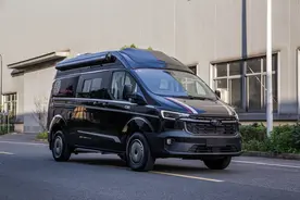 小房车越来越受欢迎，能上厕所能睡觉，关键好开又好停图片