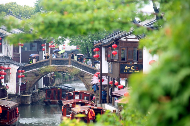 淀粉肠、汉服店、网红路牌，古镇三件套背后，藏着有钱但不多的痛