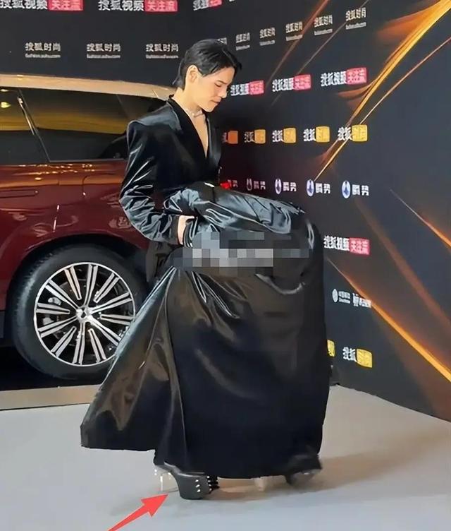 北京红毯	，摔跤	、独眼龙造型、礼服搭棉鞋，走秀反成大型灾难现场