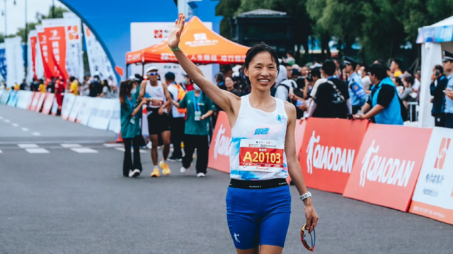 张水华离开医院3天，又一女护士被官媒锐评停职，男友也难逃其咎