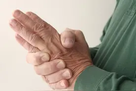 一紧张激动就手抖是为什么？图片