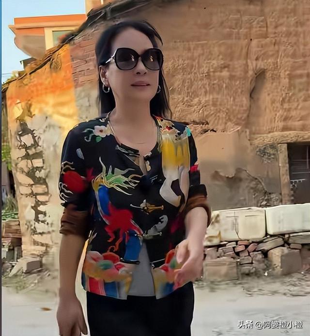 赖昌星妻子曾明娜现状	，独居3000平老宅，做饭弄花草活成人生赢家