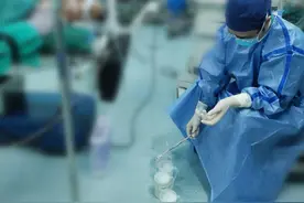 男子患罕见肺泡蛋白质沉积症，肺灌洗术洗出十几斤“牛奶”图片