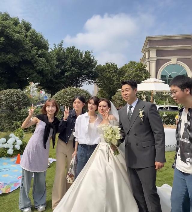 赵露思参加表姐婚礼，穿3500白衬衫背3.8W爱马仕，脸肿眼小很韩风