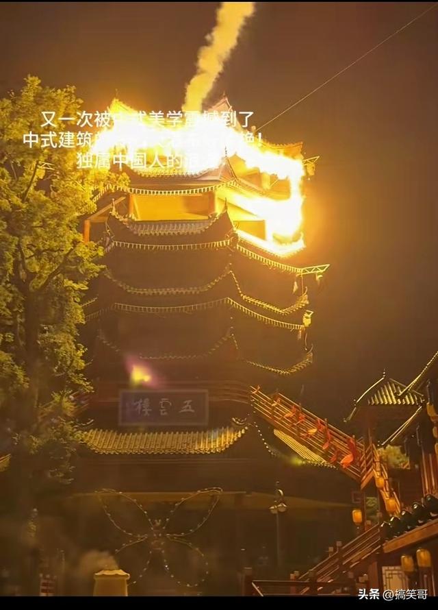 重庆丰都夜焰：千年鬼城的光影传奇。