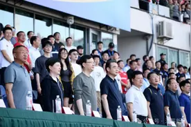 南京市市长、淮安市委书记现场观看“苏超”，镇江市市长“探班”球员图片