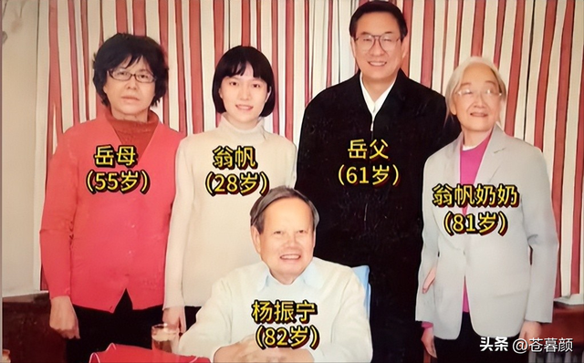 演都不演了！杨振宁去世仅7天，恶心的一幕出现，结局大快人心