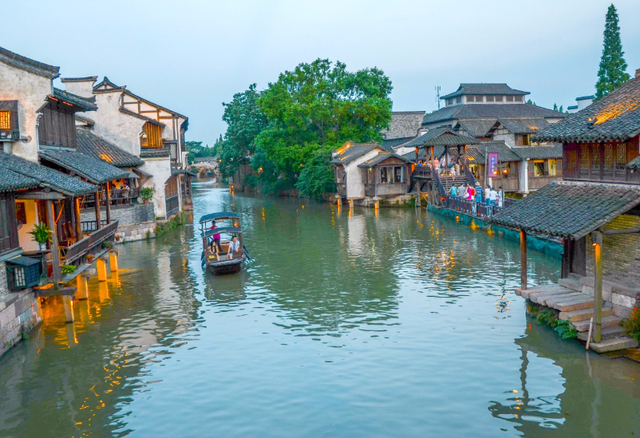 放弃门票，营收反而暴涨，同样都是古镇，命运为何天差地别？