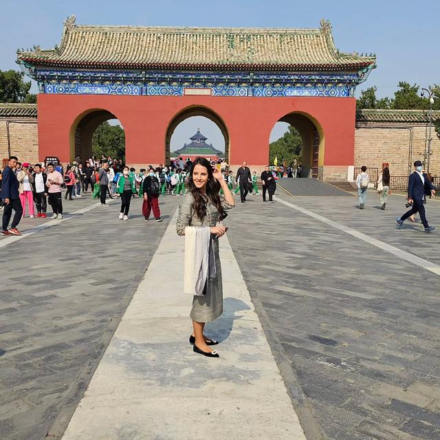 武契奇夫人观看阅兵美翻了！粉色玫瑰花裙好温婉，挽着武契奇很甜