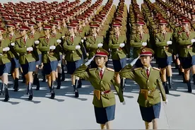 中国最美双胞胎女兵，99年阅兵仪式上红遍全国，现如今过得怎样？图片