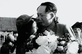 1952年，一志愿军女战士献花时，突然大胆拥抱毛主席，后来如何了图片