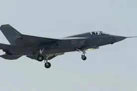 歼35高清照流露更多细节，弹射滑跃切换自如，越看越像重型舰载机图片