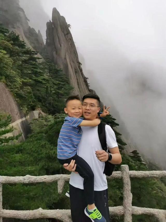“父爱如山”成“父爱爬山”！杭州爸爸的独特带娃方式，圈粉无数