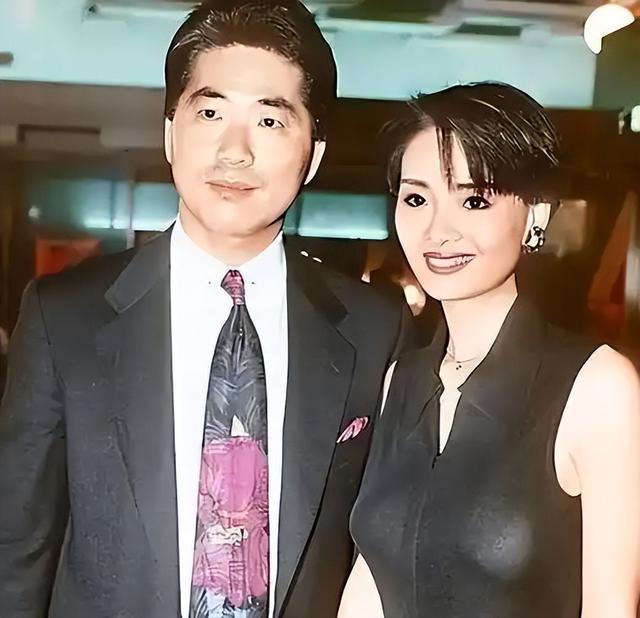 她被称为“香港第一波霸”，与男友同居26年，没想到如今竟成这样