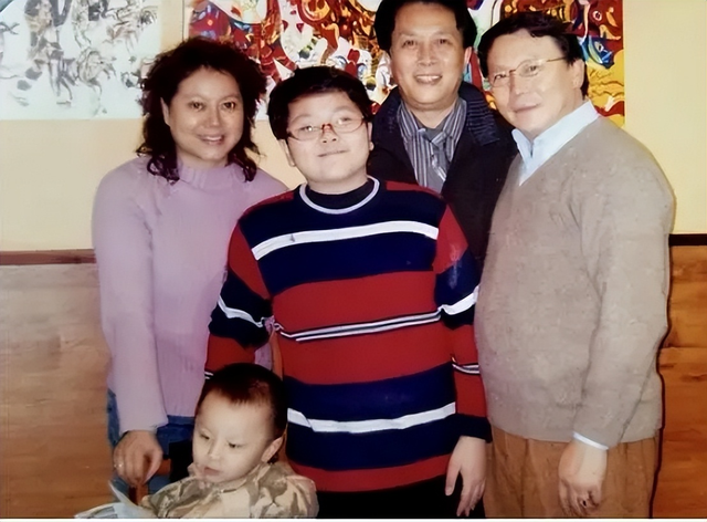 唐国强“糟心事”太多：两个儿子都残疾，难怪他73岁还不敢退休！