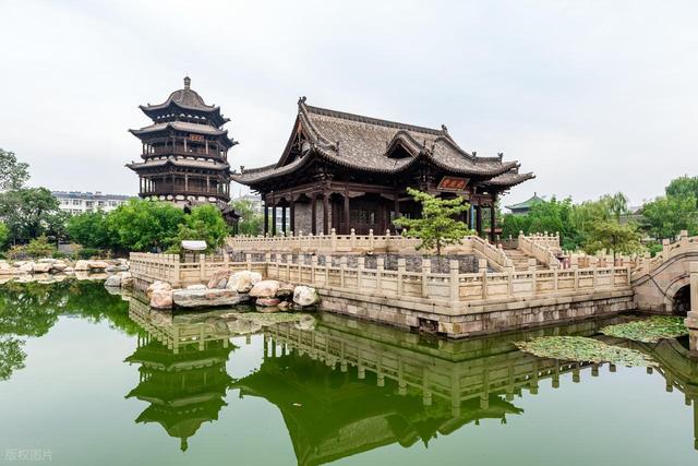 文旅项目陷“倒闭潮”，花20亿打造的古城，游客不买账亏损超10亿