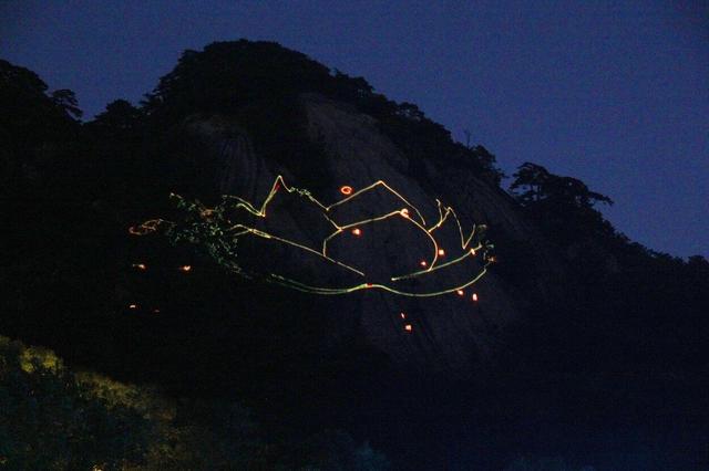 千山景区新增震撼光影景观 云潭瀑布与激光秀交相辉映