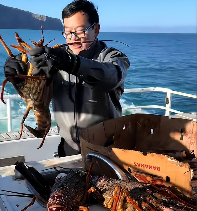 刚出狱就带全家出国潇洒，坐头等舱吃大龙虾，前主持人陈维聪火了