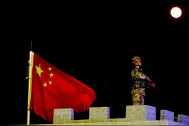 守护万家灯火，是军人的崇高使命图片