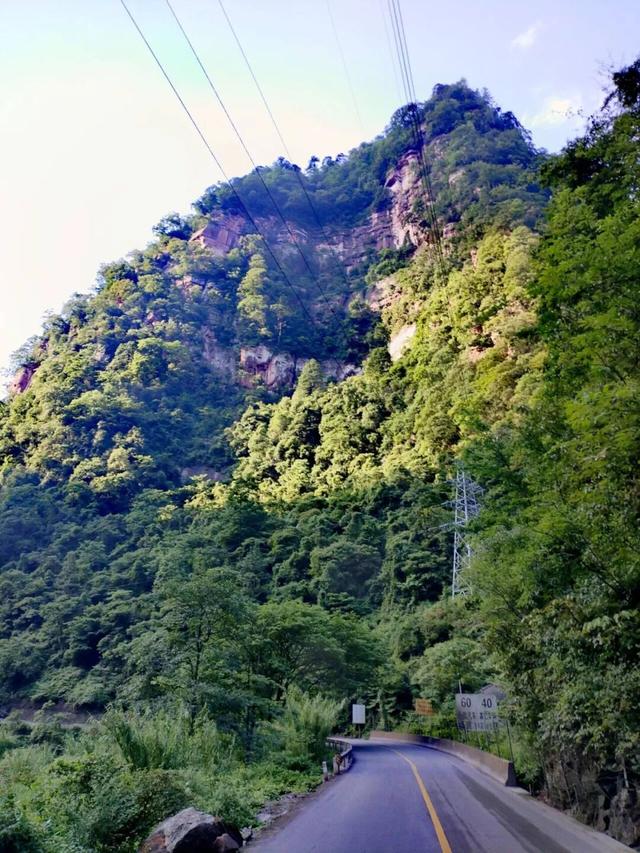 沿合（江）习（水）公路，跨越川黔边界