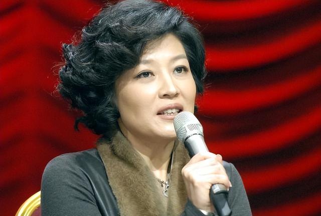 李咏：时隔多年死因被揭开，不是去美国玩乐，而是怕年迈双亲担心