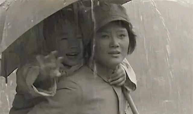 49年贺怡身亡并非意外？多年后才得知：她临死前曾看见有人举火把