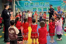 共庆广西“三月三” 边检警民和谐话平安图片