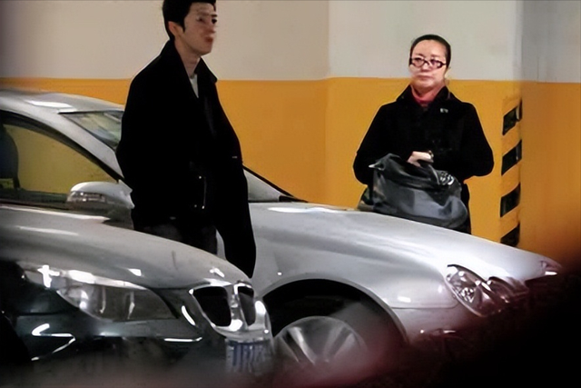 她是国家一级演员，多次给坐轮椅丈夫戴绿帽，如今儿子也是演员