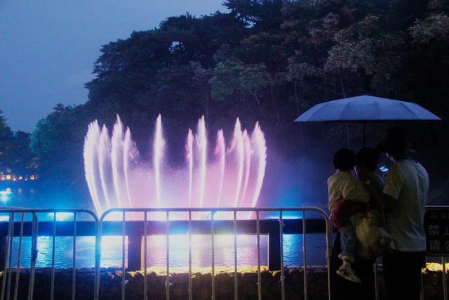 千山夜游客流如织