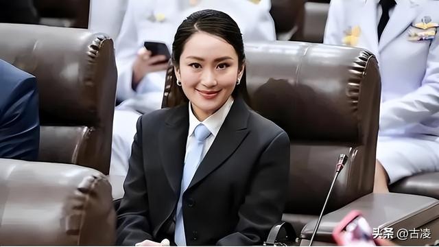 洪森气得拍断大腿，千算万算，没有想到佩通坦还有一招